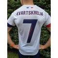  PSG - Kvaratskhelia - bílo-modro-červený