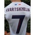  PSG - Kvaratskhelia - bílo-modro-červený