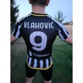  JUVENTUS - Vlahović - černo-bílo-zlatý